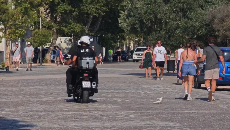 Ακρόπολη: «Πήγε να σφάξει τη γυναίκα, ακούσαμε φωνές, την είδαμε κάτω με αίματα» συγκλονίζει μάρτυρας για την επίθεση
