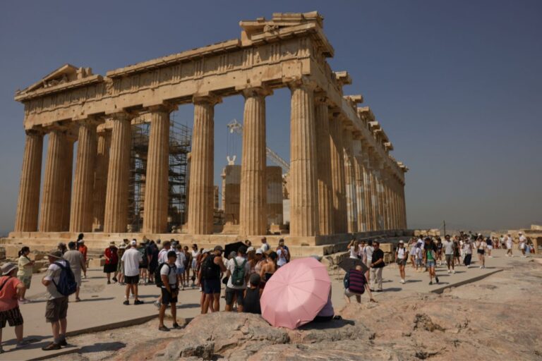 Καύσωνας: Πώς βλέπει το Reuters τη ζωή μας στους 40 βαθμούς [Εικόνες]