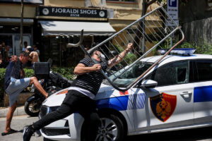 Αλβανία: Επεισόδια με τραυματίες και συλλήψεις έξω από το κοινοβούλιο – Διαδηλωτές πέταξαν αυγά σε αστυνομικούς και βουλευτές [εικόνες και βίντεο]