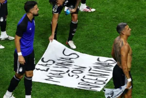 Μουντιάλ 2026: Χαμός για τον πανηγυρισμό των ποδοσφαιριστών της Αργεντινής με πανό για τα Φώκλαντ
