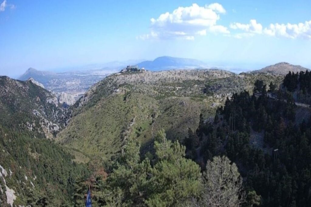Πάρνηθα: Έπεσε γυναίκα από γκρεμό 20 μέτρων – Απεγκλωβίστηκε από την ΕΜΑΚ τραυματισμένη
