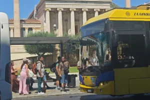 Βίντεο από τη στιγμή της σύγκρουσης λεωφορείου με τρόλεϊ στην Πανεπιστημίου – Πώς έγινε το ατύχημα