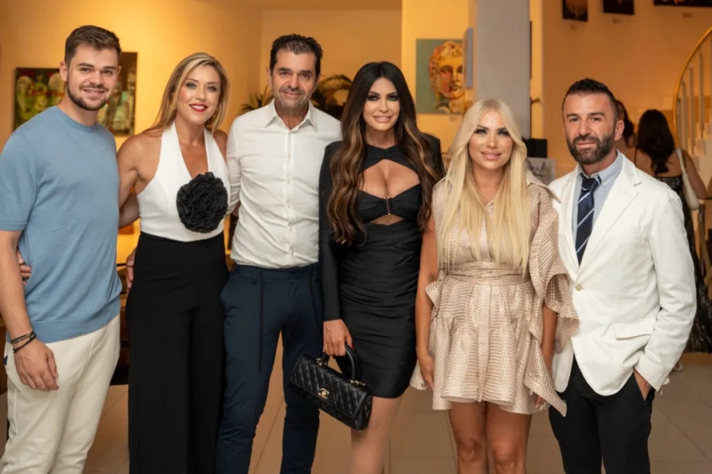 Ιωάννα Ευθυμίου: Λαμπερά εγκαίνια της νέας έκθεσής της στη Μύκονο με με επίτιμη προσκεκλημένη την Πρ