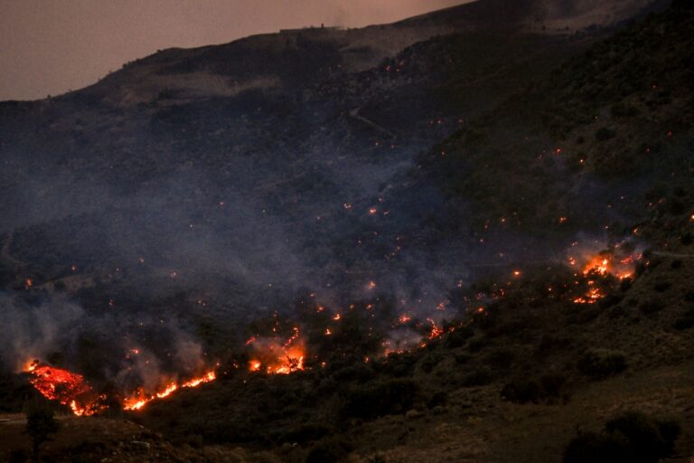 Φωτιές στην Ελλάδα: Ολονύχτια μάχη με τις φλόγες στο Ρέθυμνο – Η εικόνα σε Πάρο και Κάλυμνο