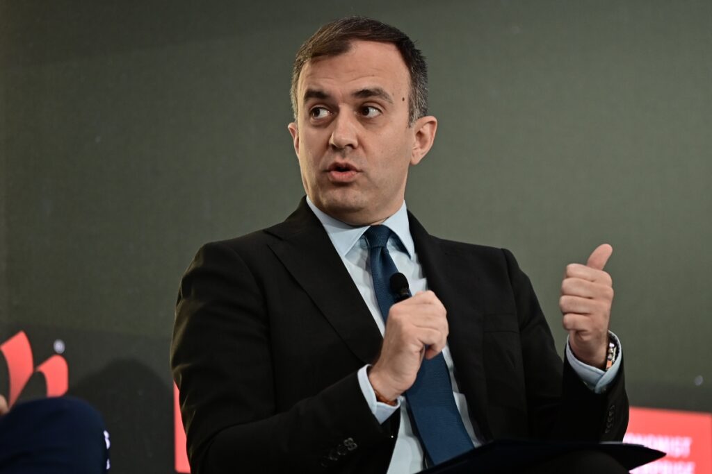 «Πυρά» Χατζηβασιλείου κατά Νταβούτογλου στο συνέδριο του Economist: «Στην Κύπρο έχει γίνει παράνομη