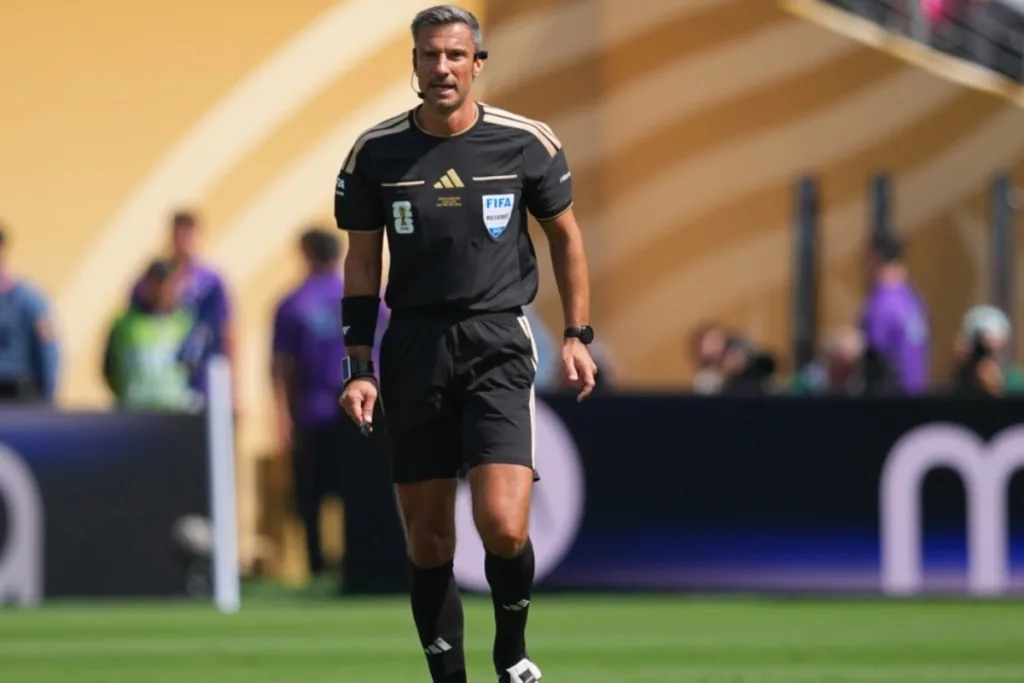 Μουντιάλ 2026: «Κρέμασε τη σφυρίχτρα του» ο διαιτητής του τελικού – Αποσύρεται πρόωρα από την ενεργό