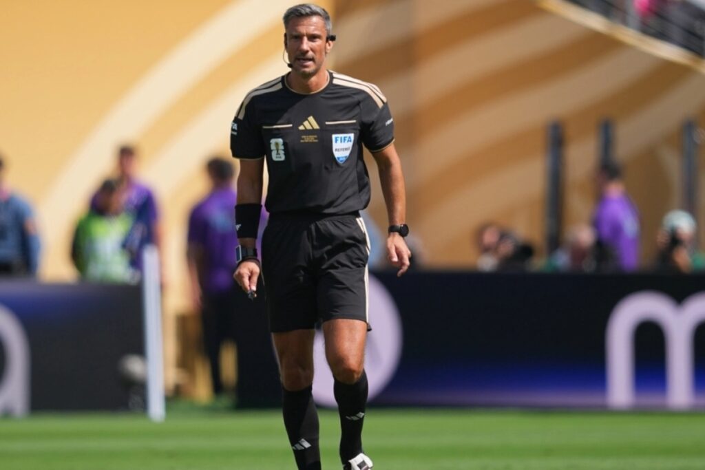 Μουντιάλ 2026: «Κρέμασε τη σφυρίχτρα του» ο διαιτητής του τελικού – Αποσύρεται πρόωρα από την ενεργό δράση