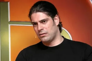 Θλίψη για τον θάνατο του Λορέντζο Καριέρε: Η συμμετοχή στο «Bar» και η ατάκα που έγραψε ιστορία