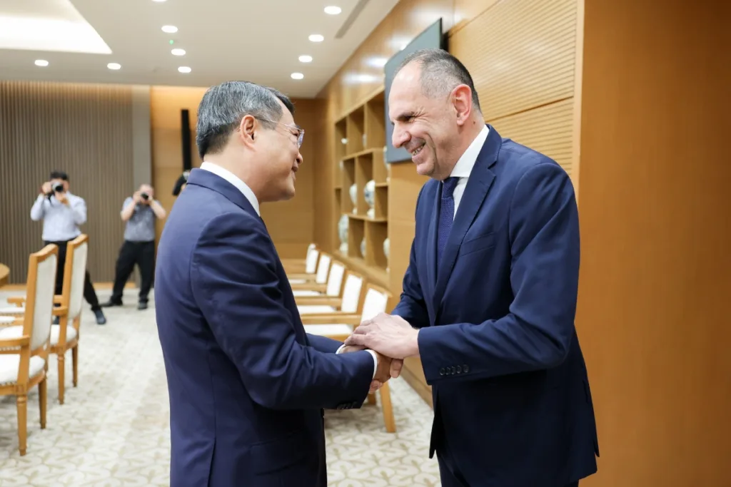 Συνάντηση Γεραπετρίτη με πρωθυπουργό του Βιετνάμ: Έμφαση στην οικονομική συνεργασία και τη θαλάσσια
