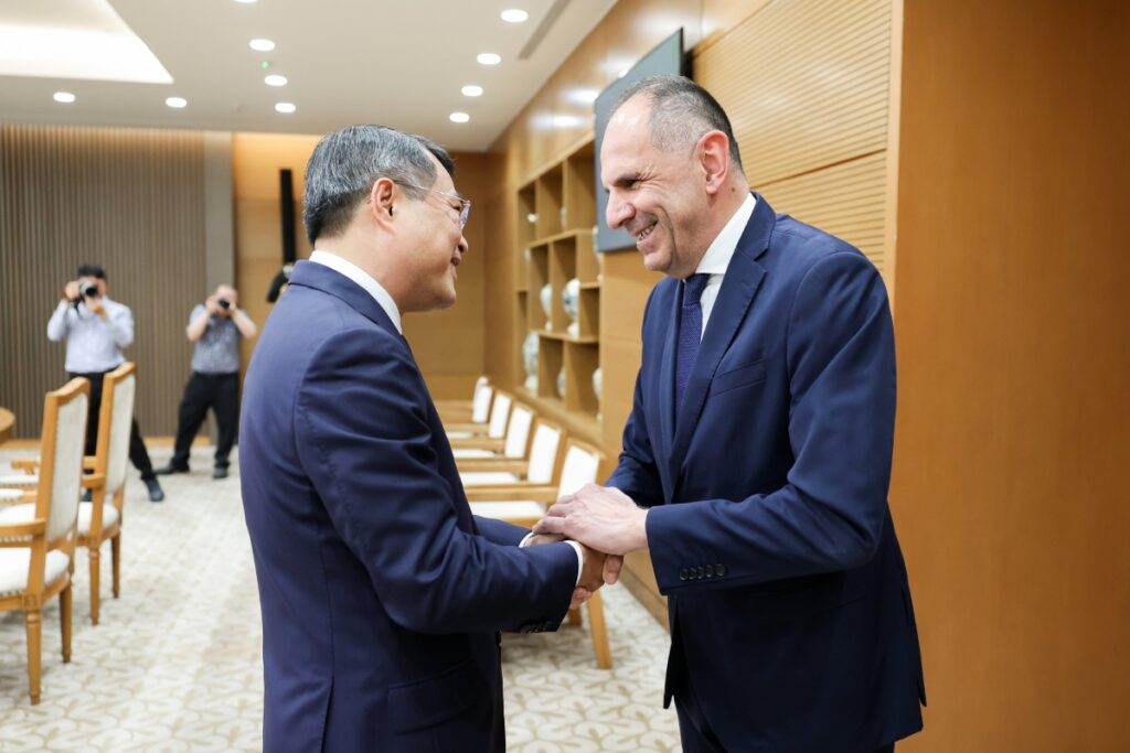 Συνάντηση Γεραπετρίτη με πρωθυπουργό του Βιετνάμ: Έμφαση στην οικονομική συνεργασία και τη θαλάσσια ασφάλεια