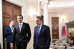 Επικοινωνία Μητσοτάκη με Εμίρη του Κατάρ – Συλλυπητήρια για τον θάνατο του πατέρα του