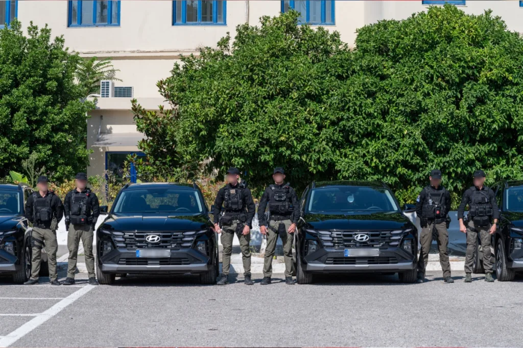 Δωρεά 10 οχημάτων SUV στη ΔΑΟΕ – Χρυσοχοΐδης: Στόχος να διαλύσουμε τις εγκληματικές ομάδες που