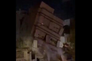 Ισπανία: Καρέ καρέ η στιγμή που καταρρέει τριώροφη πολυκατοικία στη Βαλένθια – Βίντεο ντοκουμέντο