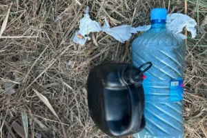Κέρκυρα: Συναγερμός στις Αλυκές Λευκίμμης –  Εντοπίστηκαν μπιτόνια με βενζίνη και τσιγάρα σε χώρο στάθμευσης