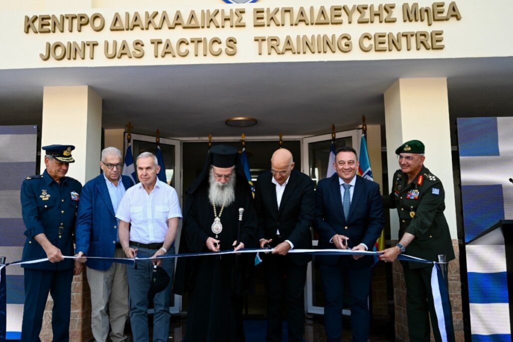 Εγκαινιάστηκε το νέο Κέντρο Εκπαίδευσης UAV στην Τρίπολη – Δένδιας: «Θα προετοιμάζουμε πιλότου