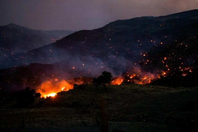 Φωτιές στην Ελλάδα: Μάχη στα πύρινα μέτωπα και θρήνος για τους τρεις πυροσβέστες