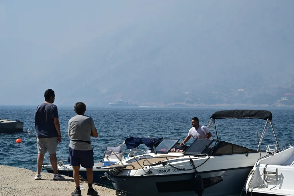 Φωτιά στον Αγιο Βασίλειο Βοιωτίας: 229 άτομα απομακρύνθηκαν διά θαλάσσης