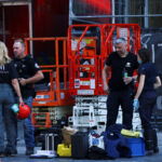 Μέλη της αστυνομίας στο κτίριο της Oxy Brussels στις Βρυξέλλες. REUTERS/Yves Herman