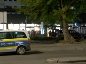 Θρίλερ στο Βερολίνο: Ένοπλος κρατά όμηρο γυναίκα μέσα σε σούπερ μάρκετ