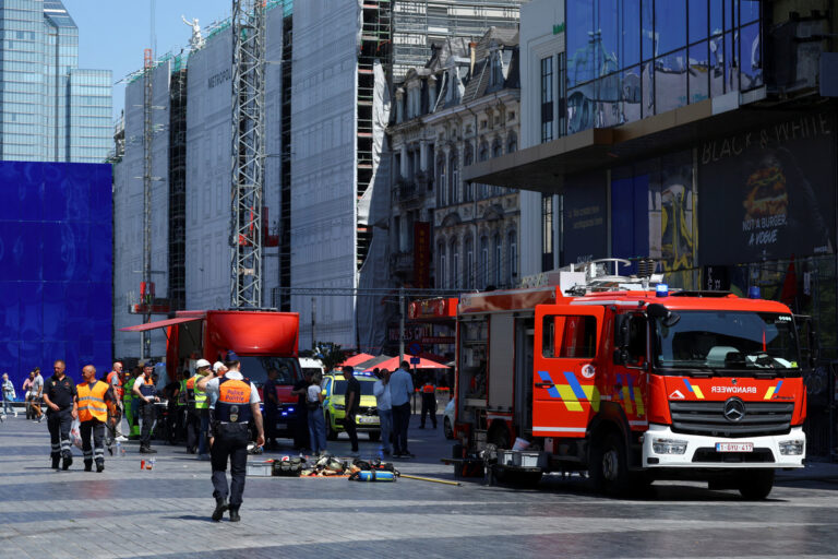 Πυροσβεστικό όχημα στο κτίριο Oxy στις Βρυξέλλες, όπου εκδηλώθηκε πυρκαγιά. REUTERS/Yves Herman