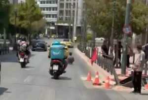 Απίστευτες εικόνες στο κέντρο της Αθήνας: Άνδρας κάνει επικίνδυνη βόλτα με skateboard – Viral