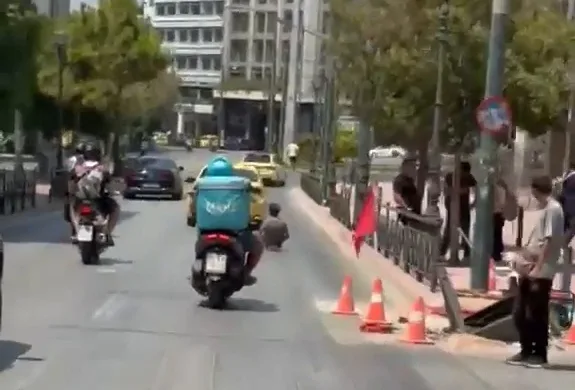 Απίστευτες εικόνες στο κέντρο της Αθήνας: Άνδρας κάνει επικίνδυνη βόλτα με skateboard – Viral