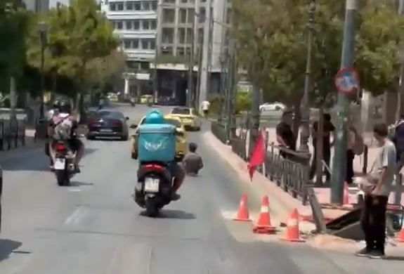 Απίστευτες εικόνες στο κέντρο της Αθήνας: Άνδρας κάνει επικίνδυνη βόλτα με skateboard – Δείτε το Viral βίντεο του ΕΤ