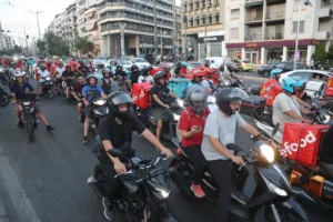 Μουντιάλ 2026: Μεγάλη μοτοπορεία διανομέων με καπνογόνα, κόρνες και συνθήματα