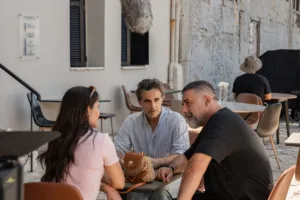 Δυο μαύρα πουκάμισα: Τρυπώσαμε στα παρασκήνια της νέας σειράς του MEGA