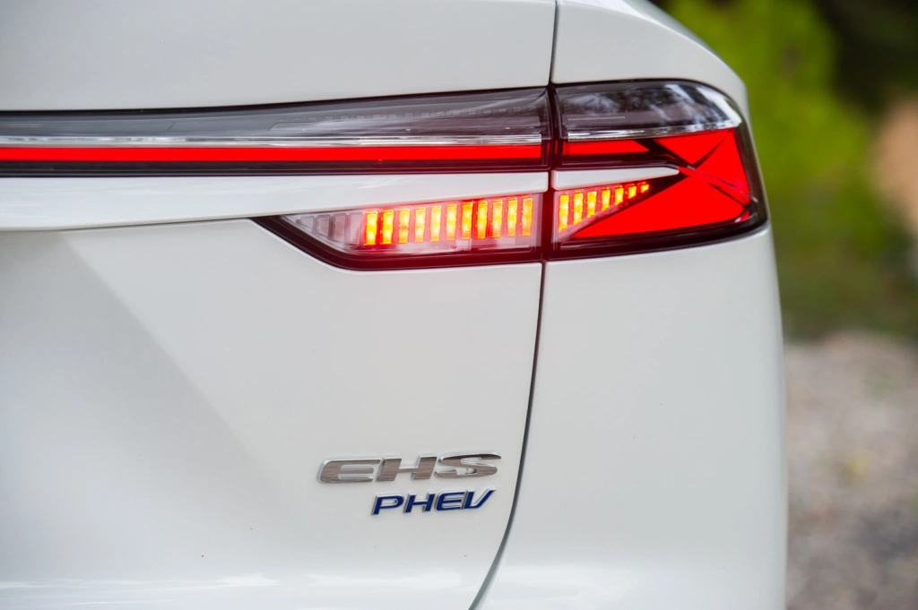 Οικογενειακό plug-in hybrid SUV με αυτονομία 1.000+ km και τιμή 32.900 ευρώ