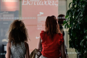 Θερινές εκπτώσεις 2026: Ανοικτά σήμερα τα καταστήματα εν μέσω καύσωνα