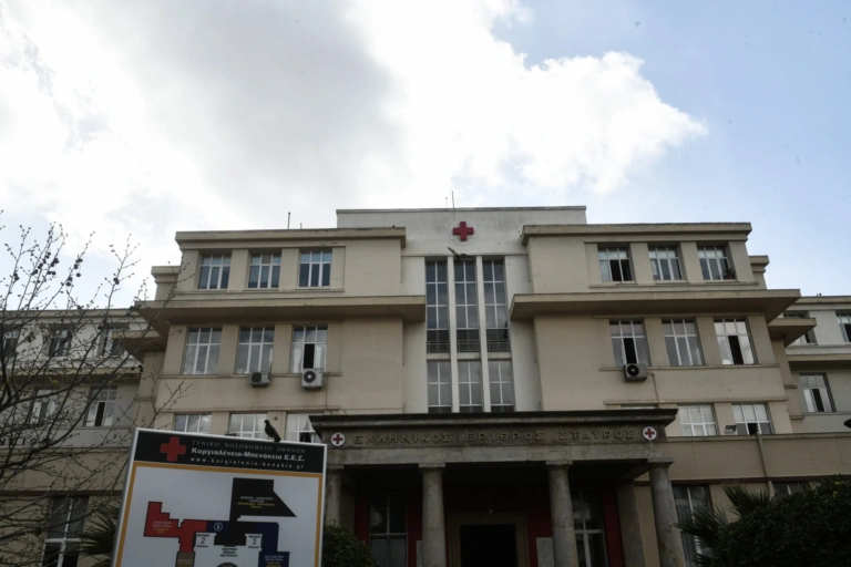 Τραγωδία στο Χαλάνδρι: Κλινικά νεκρός ο 17χρονος Βρετανός – Συνελήφθη ο υπάλληλος που του πούλησε αλκοόλ