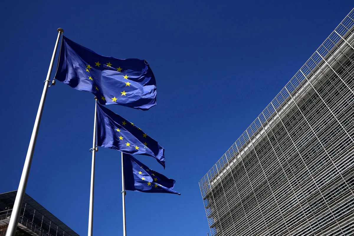 Σημαίες της Ευρωπαϊκής Ένωσης έξω από το κτίριο της Κομισιόν στις Βρυξέλλες.