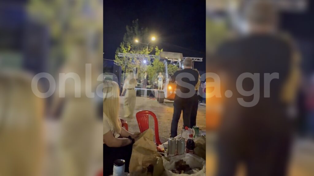 Φάρσαλα: Απίστευτες εικόνες με την Γωγώ Τσαμπά – Της έριξαν λουλούδια με… φορτωτή σε πανηγύρι [Βίντ