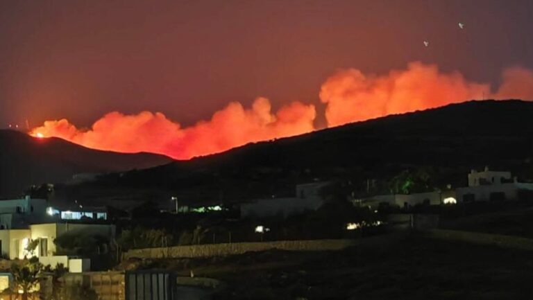 Φωτιά στην Πάρο: Νέα μεγάλη επιχείρηση με εναέρια μέσα και ενισχύσεις – Τέσσερα μηνύματα του 112