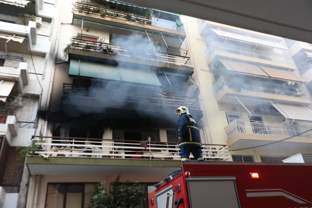 Πειραιάς: Στις φλόγες διαμέρισμα πολυκατοικίας – Δείτε το Βίντεο