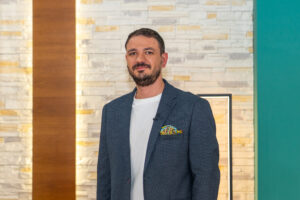 Αλέξανδρος Καλαφάτης στον ΕΤ: «Το τέρας σε κοιτά απ' το θρανίο»