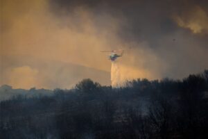 Φωτιές στην Ελλάδα: Μεγάλη μάχη σε Φθιώτιδα, Μέθανα και Κουφάλια με ισχυρές δυνάμεις και μηνύματα 112