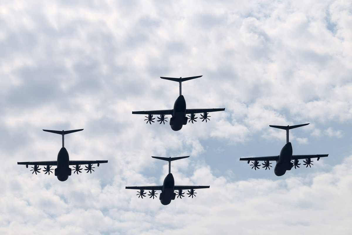 Στρατιωτικά αεροσκάφη Airbus A400M πετούν κατά τη διάρκεια της ετήσιας στρατιωτικής παρέλασης για την Ημέρα της Βαστίλης στο Παρίσι. REUTERS/Tom Nicholson