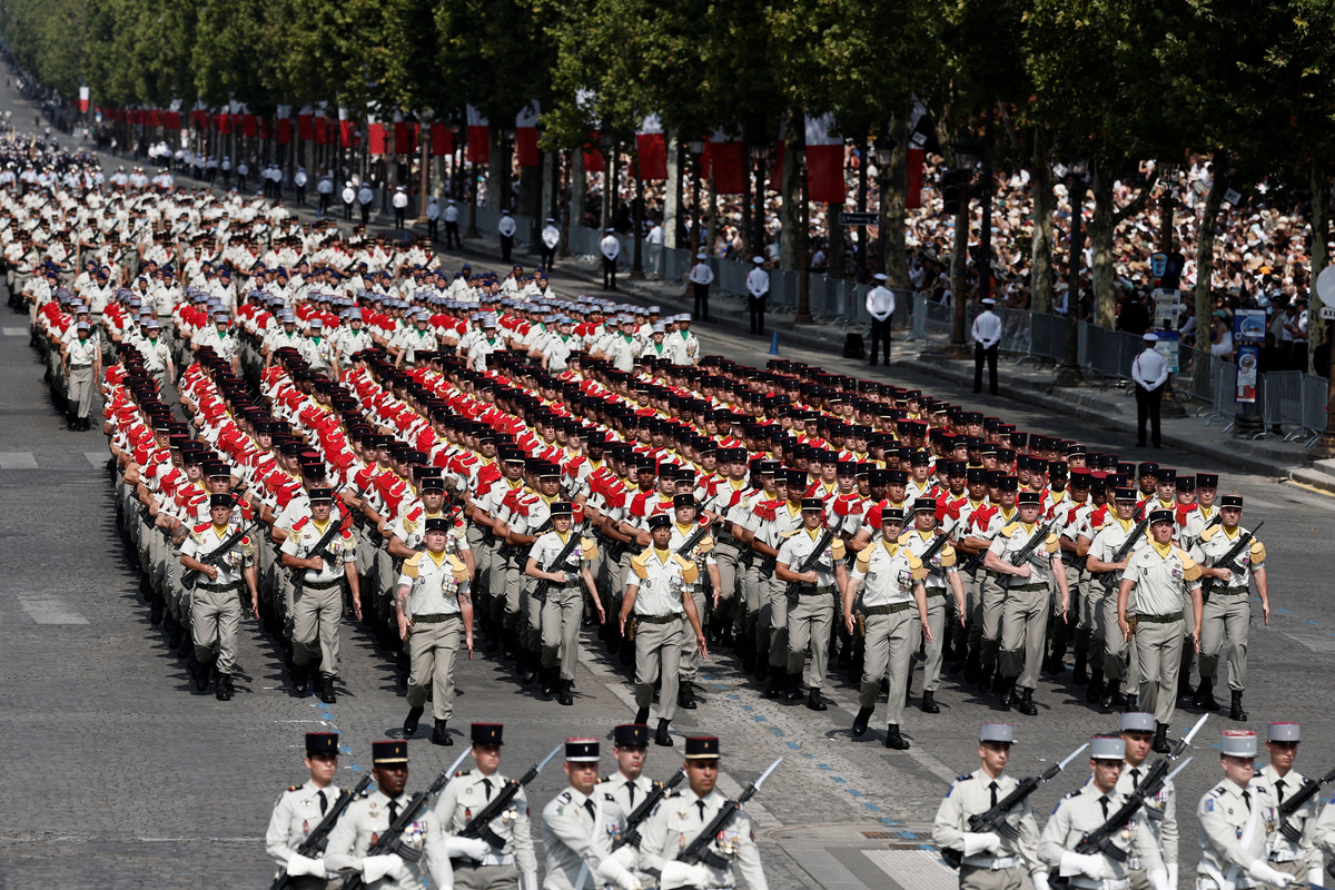 Στρατιώτες του 92ου Συντάγματος Πεζικού του Γαλλικού Στρατού, παρελαύνουν κατά τη διάρκεια της ετήσιας στρατιωτικής παρέλασης για την Ημέρα της Βαστίλης στη λεωφόρο των Ηλυσίων Πεδίων στο Παρίσι. REUTERS/Benoit Tessier