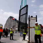 Εργάτες απομακρύνουν το συνοριακό φράχτη μεταξύ Γιβραλτάρ και Ισπανίας μετά την έναρξη ισχύος της συμφωνίας ΕΕ-Ηνωμένου Βασιλείου, η οποία διευκόλυνε τις διασυνοριακές μετακινήσεις, στο Γιβραλτάρ. REUTERS/Marcelo Del Pozo