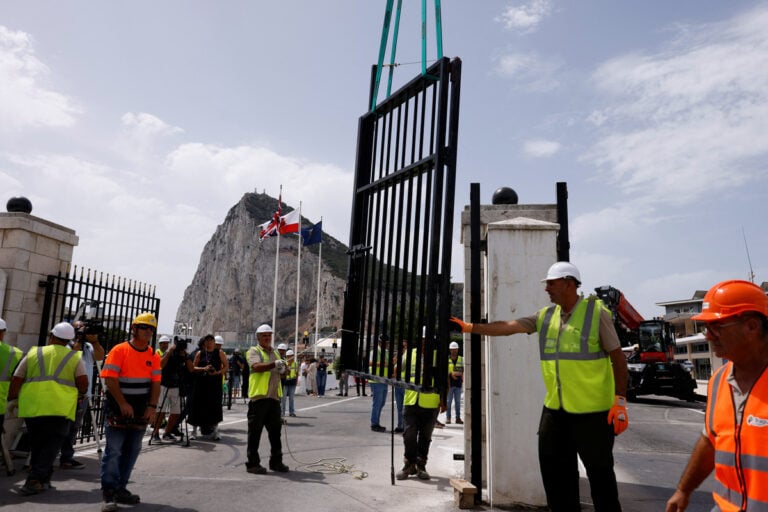 Εργάτες απομακρύνουν το συνοριακό φράχτη μεταξύ Γιβραλτάρ και Ισπανίας μετά την έναρξη ισχύος της συμφωνίας ΕΕ-Ηνωμένου Βασιλείου, η οποία διευκόλυνε τις διασυνοριακές μετακινήσεις, στο Γιβραλτάρ. REUTERS/Marcelo Del Pozo