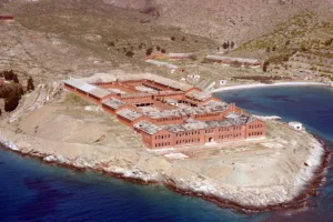 Γυάρος: Το ελληνικό νησί με το σκοτεινό παρελθόν, τώρα είναι γεμάτο σπάνιες φώκιες