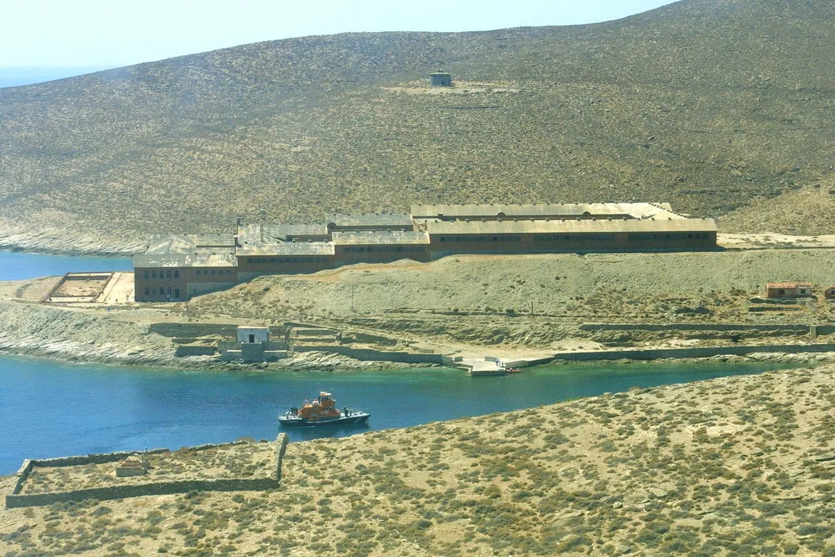 Άποψη της Γυάρου όπου ξεχωρίζει η χαμηλή βλάστηση και το κτίριο των φυλακών.