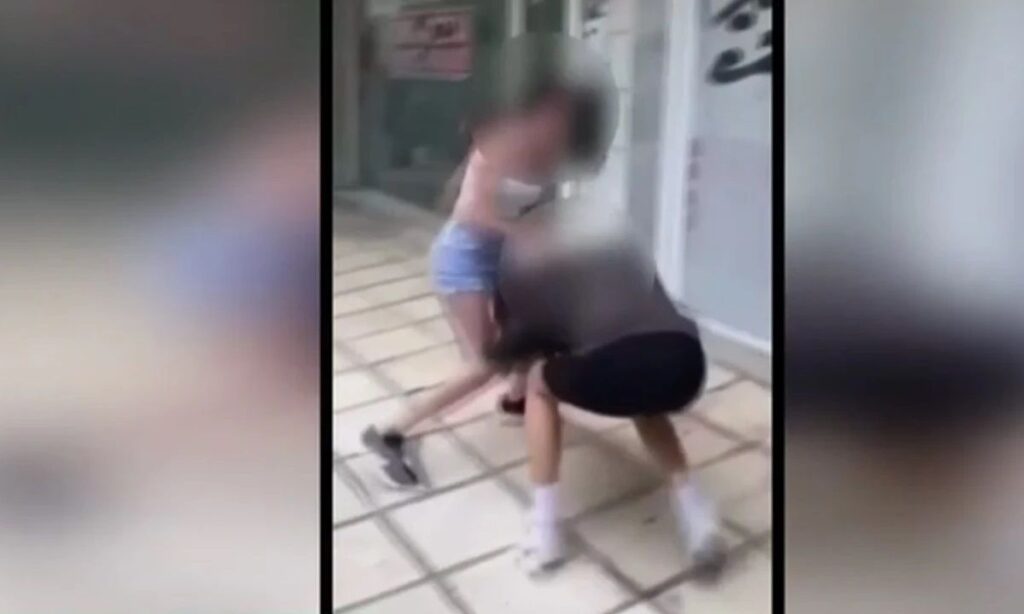 Ηράκλειο: Άγριος ξυλοδαρμός 15χρονης – Τη χτύπησαν στο κεφάλι, ενώ συνομήλική της έδινε οδηγίες και βιντεοσκοπούσε