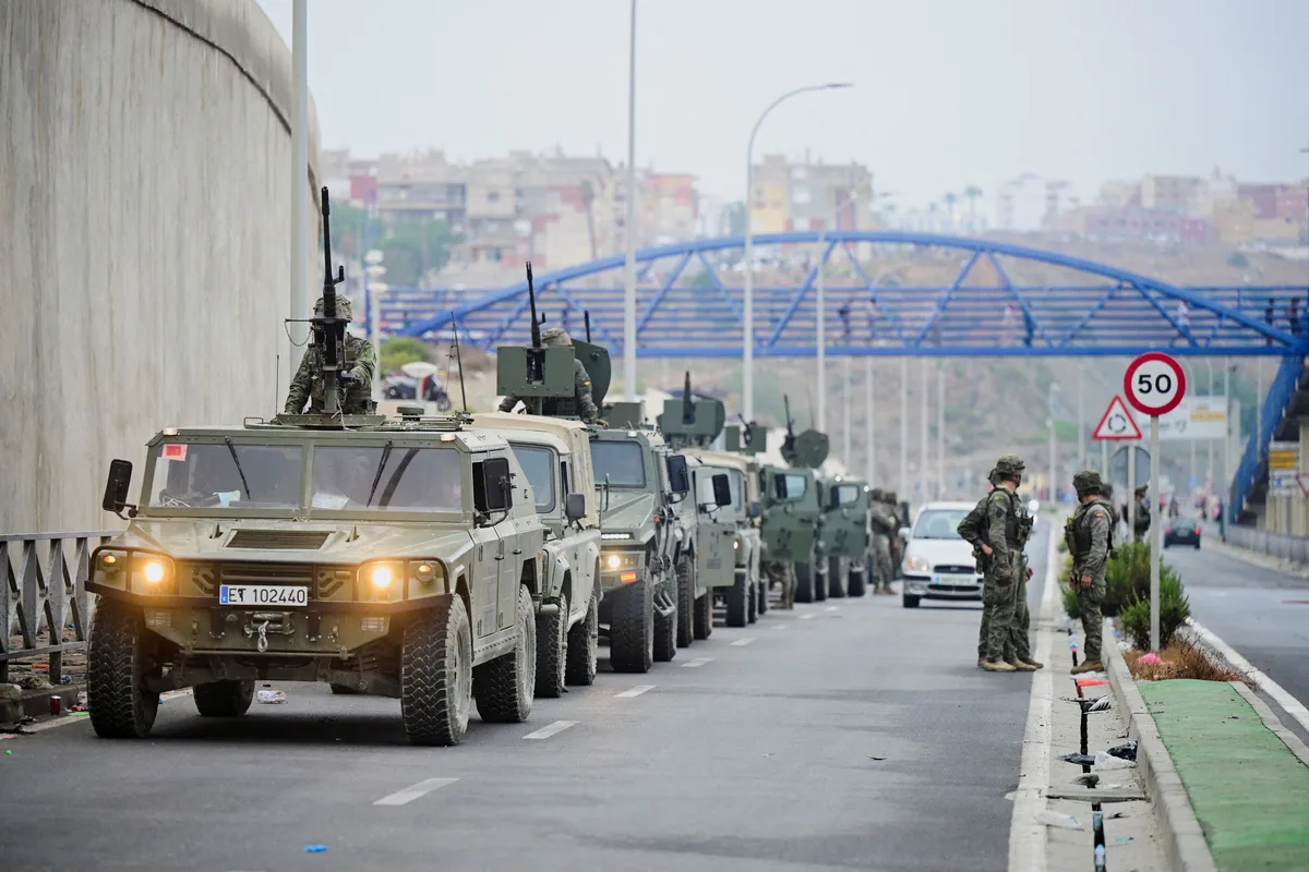 Ισπανοί στρατιώτες ελέγχουν τη συνοριακή περιοχή, στη Θέουτα της Ισπανίας. REUTERS/Fabian Bimmer