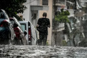 Κακοκαιρία: Άνοιξαν οι ουρανοί στην Αττική – Σε εξέλιξη η κακοκαιρία σε όλη τη χώρα
