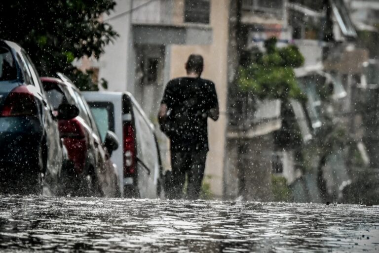 Κακοκαιρία: Άνοιξαν οι ουρανοί στην Αττική – Σε εξέλιξη η κακοκαιρία σε όλη τη χώρα
