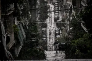 Κακοκαιρία στην Αττική: Δέντρο έπεσε πάνω σε ταξί στο Ίλιον – Καλά στην υγεία του ο οδηγός – Πάνω από 60 κλήσεις στην Πυροσβεστική 