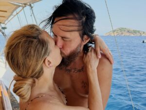Κέιτ Χάντσον: Λίγο κρασί, λίγο θάλασσα και… το αγόρι μου – Το φωτογραφικό άλμπουμ από τις διακοπές της στην Ελλάδα